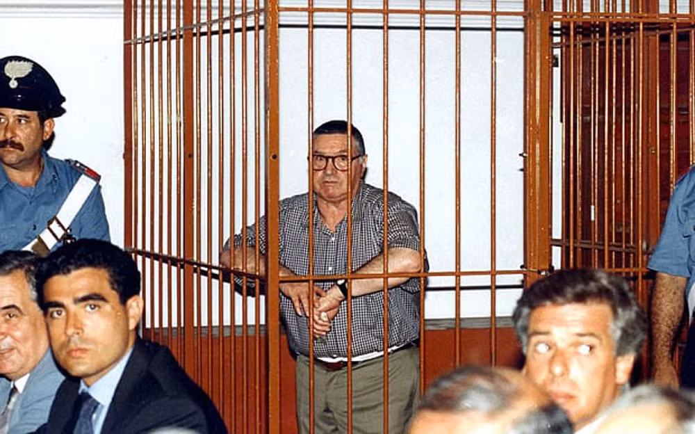 Sau đó, Salvatore Riin bước chân vào con đường tội ác khi gia nhập băng đảng mafia địa phương. Vào năm 19 tuổi, gã thực hiện vụ giết người đầu tiên. Việc làm này giống như một nghi thức để gia nhập băng đảng.