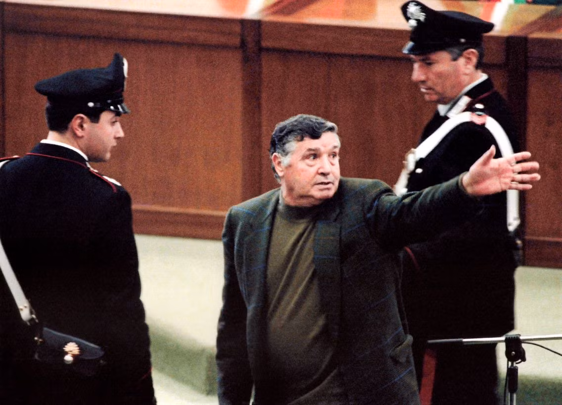 Với những tội ác đã gây ra, cảnh sát Italy "tóm gọn" Salvatore vào năm 1993. Gã bị đưa ra xét xử với tội danh ra lệnh cho đàn em thực hiện hơn 150 vụ giết người.