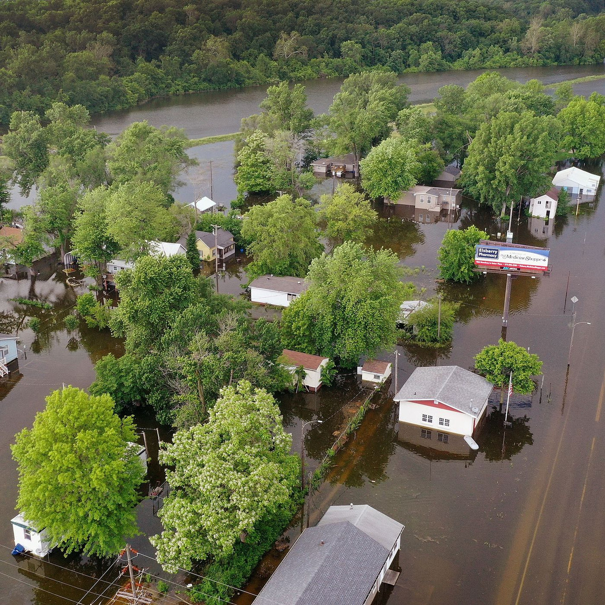 Để đối phó với những tình huống tồi tệ có nguy cơ xảy ra trong tương lai, nhiều người lên kế hoạch xây dựng và tìm kiếm nơi trú ẩn an toàn vượt qua thảm họa.