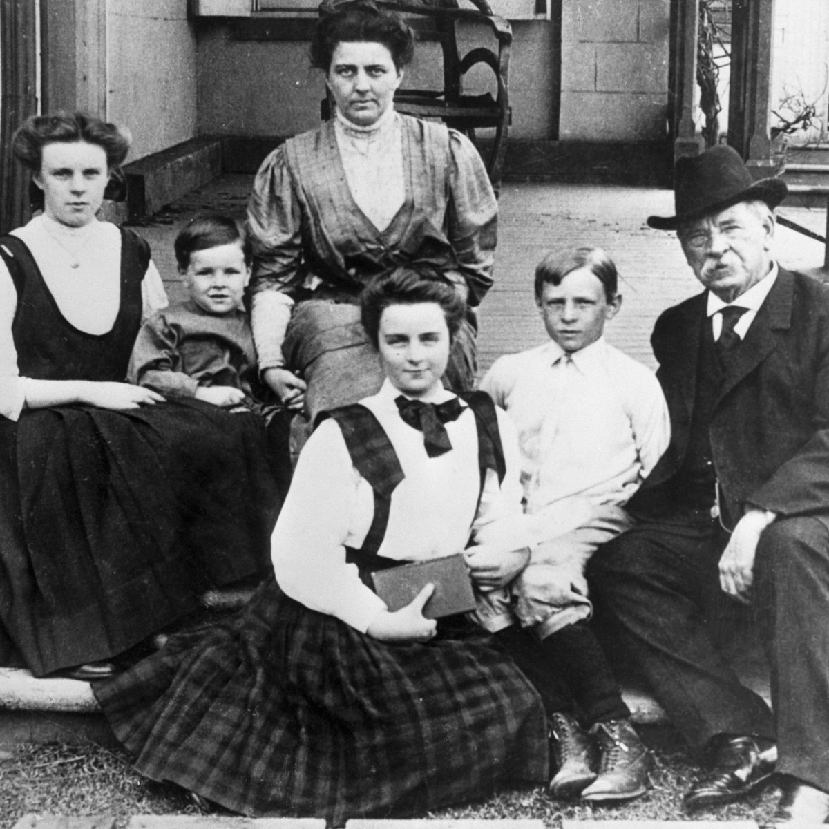 Tính đến thời điểm hiện tại, ngoài hôn lễ của Tổng thống Cleveland, chưa từng có người nào tổ chức đám cưới ở Nhà Trắng. Sau kết hôn, vợ chồng Tổng thống Cleveland đi hưởng tuần trăng mật kéo dài 5 ngày. Hai người có với nhau 5 người con gồm 3 con trai và 2 con gái.