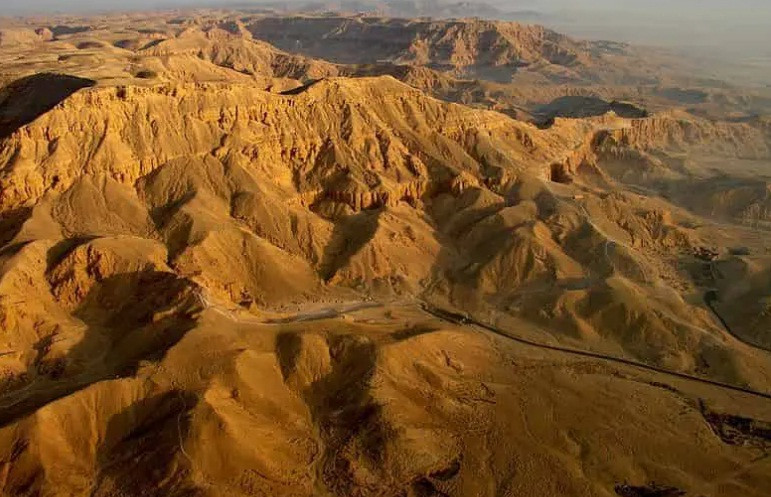 Nằm ở phía Tây Nam của Thung lũng các vị vua, Thung lũng Nữ hoàng là nơi yên nghỉ của các Nữ hoàng và hoàng tử thuộc vương triều 19 - 20.