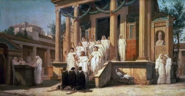 Thông thường, 6 trinh nữ ăn ngủ trong đền thờ để canh giữ ngọn lửa thiêng cháy suốt ngày tháng. Cứ đến tháng 3 hàng năm, các trinh nữ sẽ thắp lên ngọn lửa mới. Kể từ đó đến trước tháng 3 năm sau, họ sẽ túc trực, duy trì ngọn lửa thiêng.