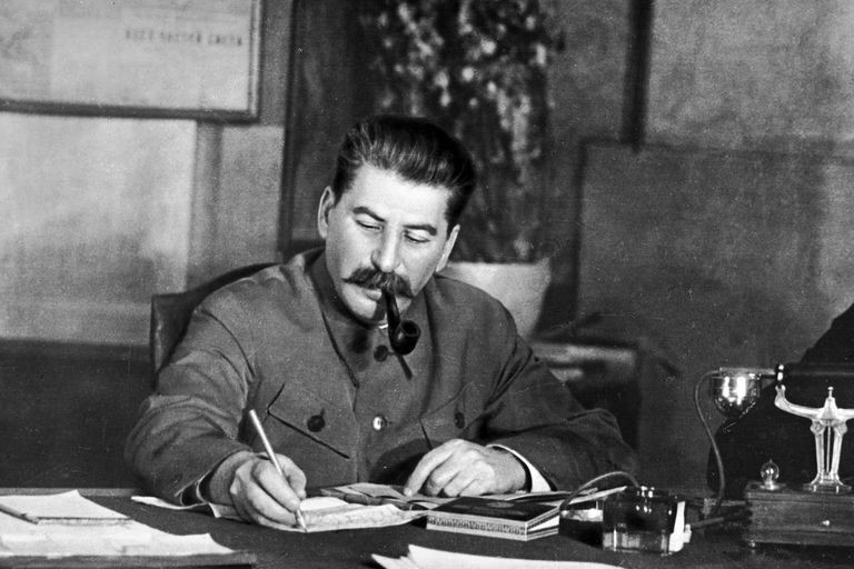 Là một nhân vật nổi tiếng thế giới, nhà lãnh đạo Joseph Stalin có ảnh hưởng lớn đến Liên Xô và quốc tế trong thế kỷ 20. Do là người có địa vị cao trong chính quyền nên ông có nhiều kẻ thù chính trị.