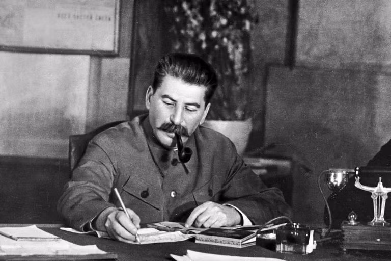 Là một nhân vật nổi tiếng thế giới, nhà lãnh đạo Joseph Stalin có ảnh hưởng lớn đến Liên Xô và quốc tế trong thế kỷ 20. Do là người có địa vị cao trong chính quyền nên ông có nhiều kẻ thù chính trị.