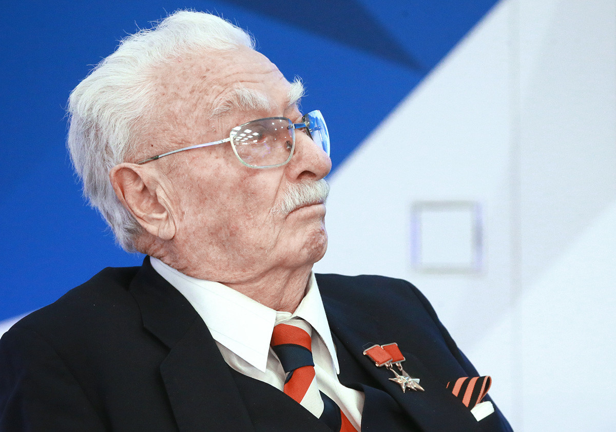 Để có thể trở thành "bản sao" hoàn hảo nhất của nhà lãnh đạo Stalin, Dadaev theo chế độ ăn uống để tăng thêm 11 kg. Thêm nữa, ông phải làm ố vàng răng giả và học cách đi đứng của nhà lãnh đạo Liên Xô. Do làm công việc trên nên ông Dadaev phải tuyệt đối giữ bí mật, ngay cả gia đình cũng không được tiết lộ.