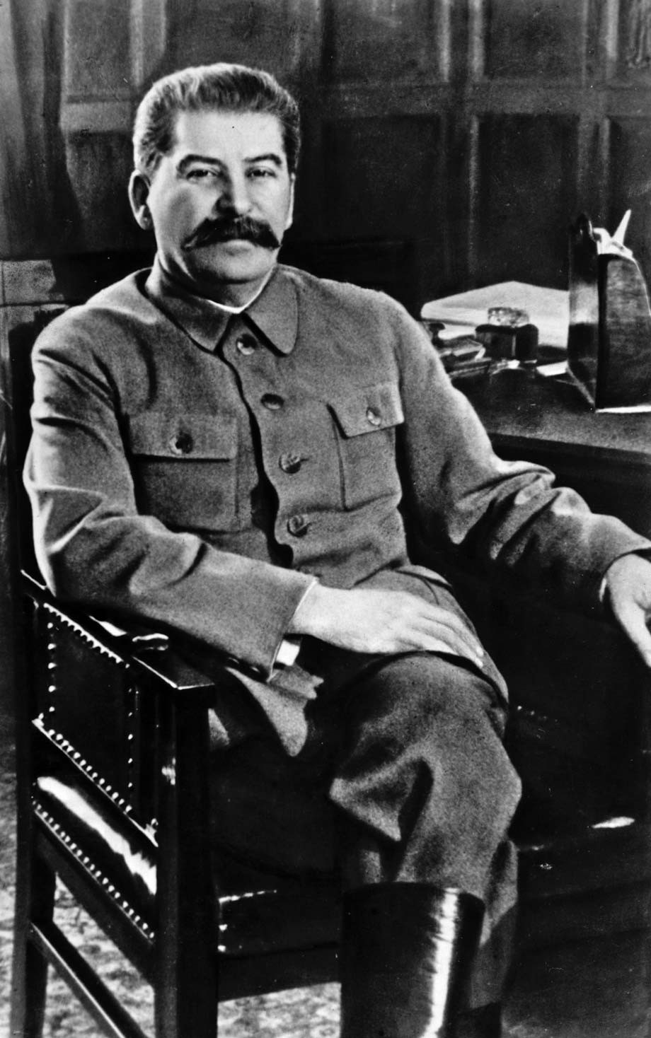 Tiếp đến, ông Dadaev đóng giả Stalin tham gia đọc báo cáo trên đài phát thanh, xuất hiện trong cuộc duyệt binh ở Quảng trường Đỏ nhân dịp kỷ niệm Chiến thắng trong Chiến tranh thế giới 2, vẫy tay chào công chúng khi đứng ở Lăng Lênin...