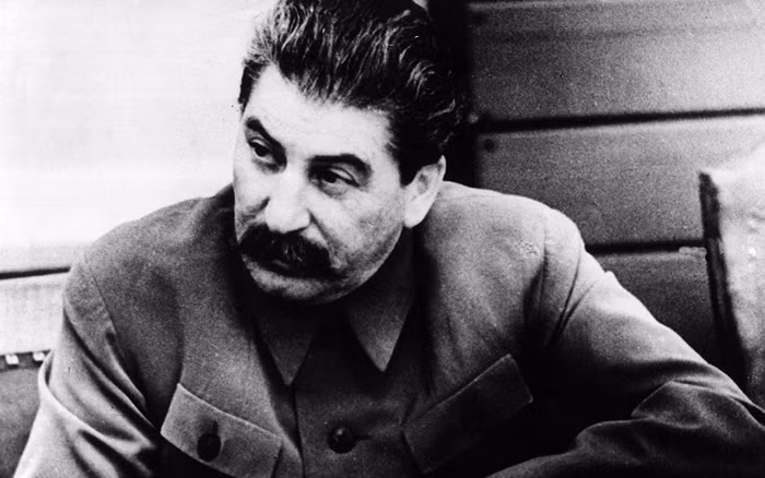 Lo sợ sẽ xảy ra một số vụ ám sát nhằm vào nhà lãnh đạo Stalin nên những người đóng thế sẽ tham dự một số sự kiện thay ông. Những người làm công việc đóng thế nhà lãnh đạo Stalin phải đảm bảo bí mật thông tin về công việc của mình.