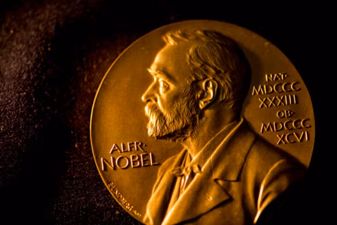 Tính đến năm 2013, Đan Mạch có 14 cá nhân giành giải Nobel. Những người đoạt giải Nobel chủ yếu ở lĩnh vực văn học, y học.