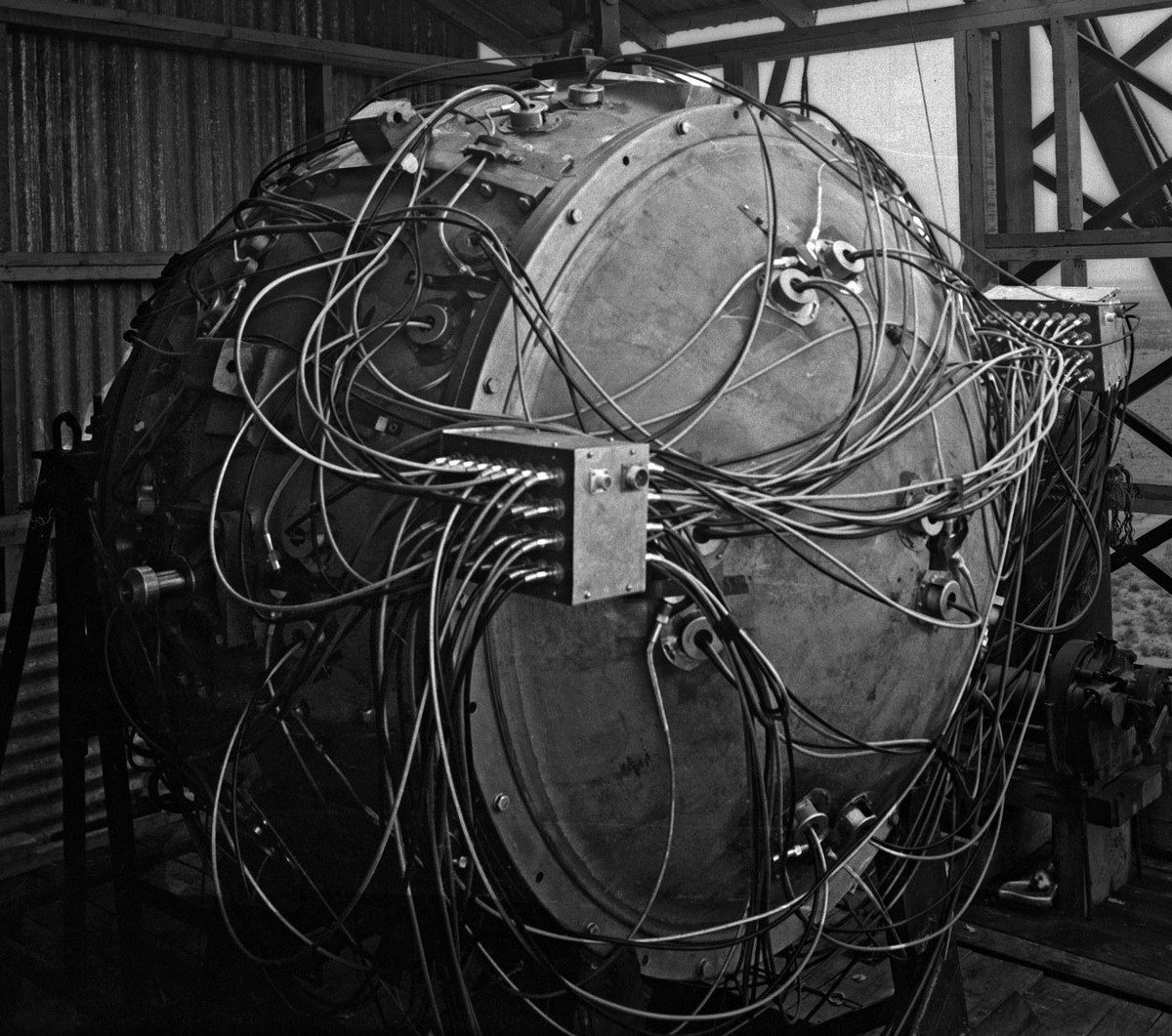 Việc chế tạo bom nguyên tử "Gadget" được Mỹ tiến hành bí mật và đặt mật danh là "Trinity". Ngân sách cho việc nghiên cứu, chế tạo vũ khí hạt nhân "Gadget" tăng từ 6.000 USD lên đến 2 tỷ USD.