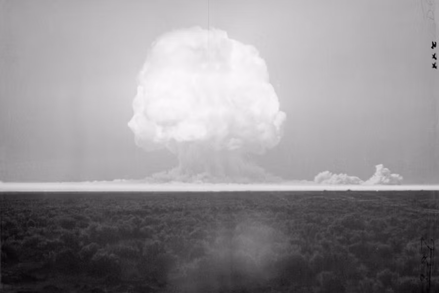 Các chuyên gia lên kế hoạch thử nghiệm bom nguyên tử "Gadget" tại sa mạc gần Alamogordo, bang New Mexico, Tây Nam Mỹ.