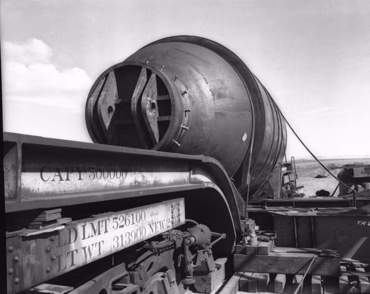 Theo các tài liệu về vụ thử nghiệm bom nguyên tử Gadget, vụ nổ phá hủy một tòa tháp bằng thép cũng như gây ra một sóng xung kích lớn phủ khắp vùng sa mạc.