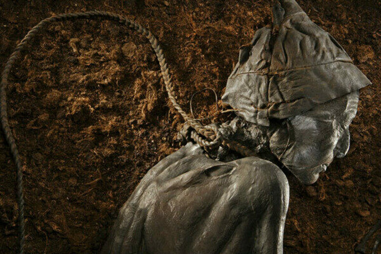 Thông qua các kiểm tra, xét nghiệm, các chuyên gia xác định Tollund Man qua đời khi khoảng 40 tuổi. Người này tử vong trong tư thế co ro cuộn tròn với sợi dây quấn quanh cổ.