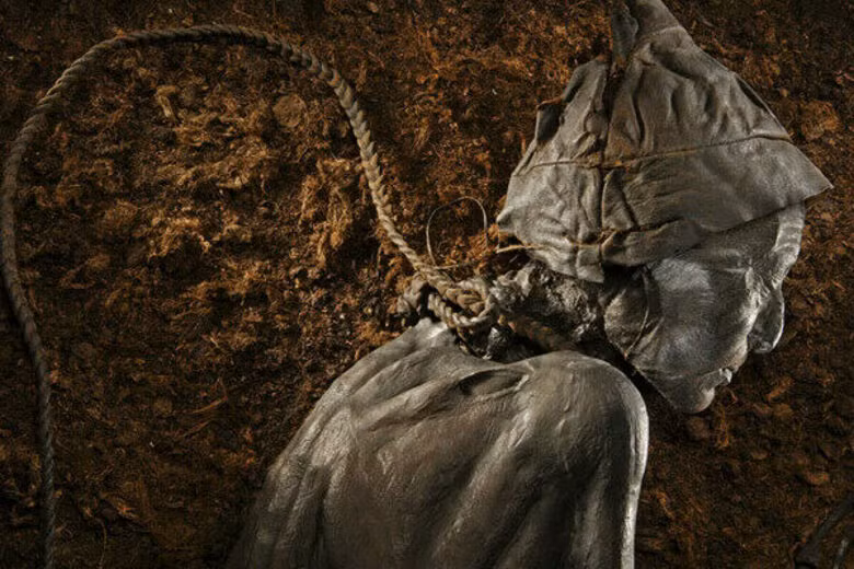 Thông qua các kiểm tra, xét nghiệm, các chuyên gia xác định Tollund Man qua đời khi khoảng 40 tuổi. Người này tử vong trong tư thế co ro cuộn tròn với sợi dây quấn quanh cổ.