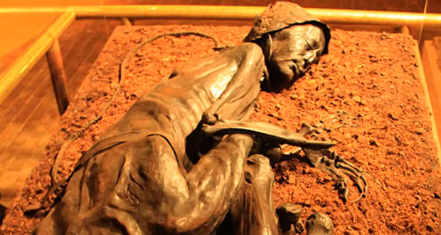 Nguyên nhân là bởi trên gương mặt người đàn ông này trông khá thanh thản, không có sự đau đớn giống như những nạn nhân bị sát hại.