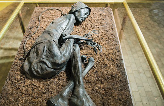 Tollund Man là tên xác ướp đầm lầy nổi tiếng thế giới được phát hiện ở Jutland, Đan Mạch năm 1950. Theo nghiên cứu của xác chuyên gia, xác ướp có niên đại khoảng 2.400 tuổi.