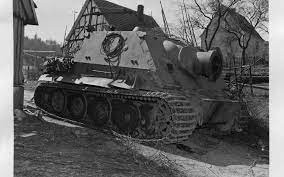 Thế nhưng, pháo tự hành Sturmtiger sớm bộc lộ điểm yếu khi mỗi lần bắn thì phát ra âm thanh rất lớn. Nhờ vậy, máy bay của các nước Đồng minh dễ dàng phát hiện và tiêu diệt vũ khí "dị" của phát xít Đức.