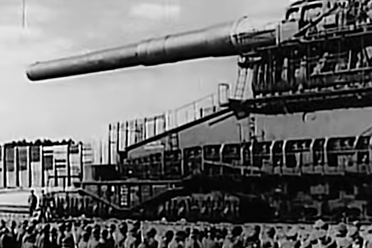Trùm phát xít Hitler phê chuẩn dự án chế tạo siêu pháo Schwerer Gustav vào năm 1937. Chi phí thực hiện vào khoảng 67 triệu USD. Theo đó, vũ khí này được hoàn thành vào năm 1941.