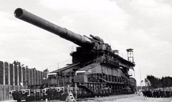 Theo thiết kế, nòng pháo Schwerer Gustav dài 30m. Siêu pháo do các kỹ sư phát xít Đức chế tạo sử dụng đạn nổ thông thường nặng 5 tấn hoặc đạn xuyên giáp nặng 7 tấn. Tầm bắn tối đa của vũ khí này là 32 km.