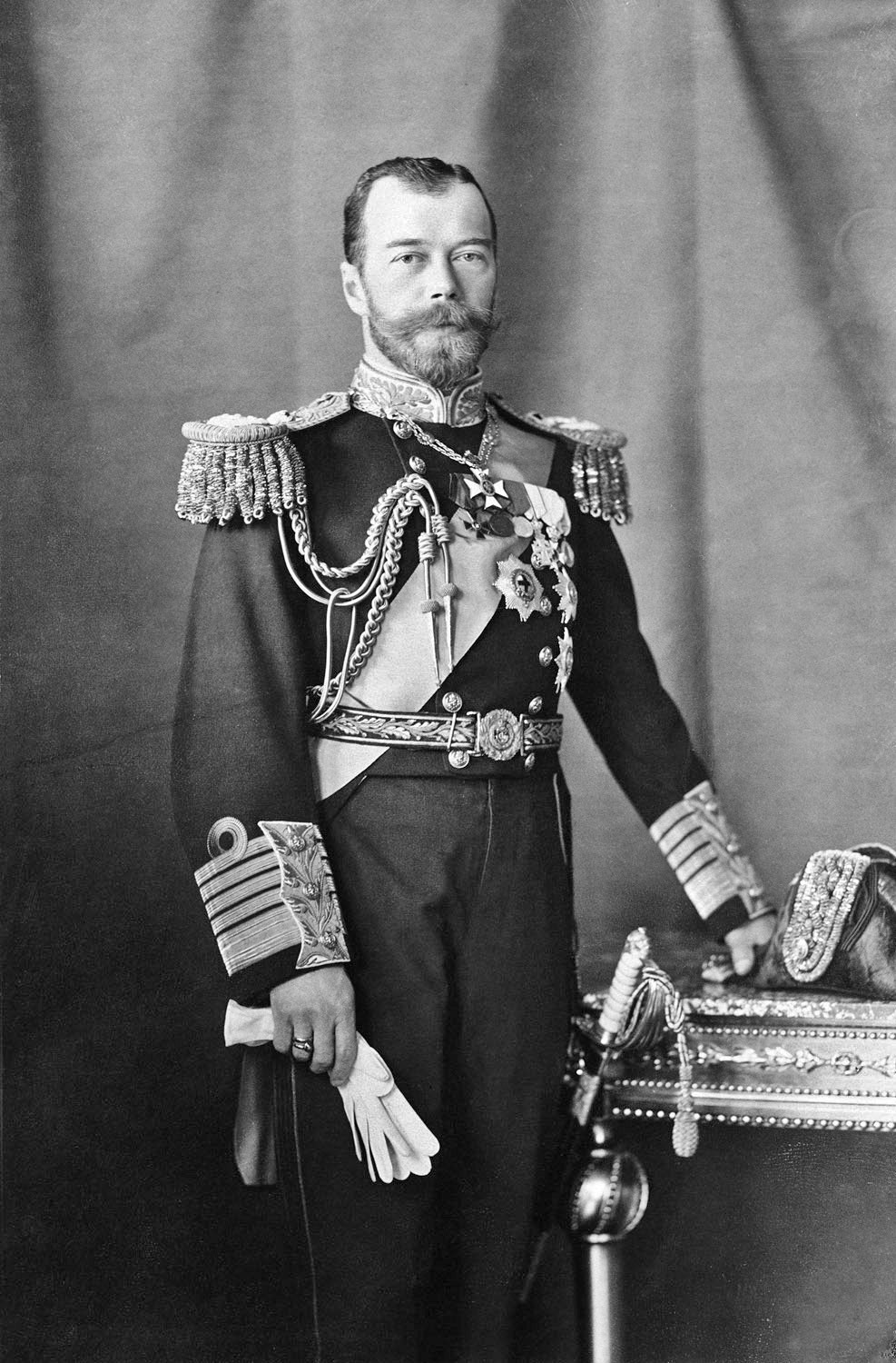  Sa hoàng cuối cùng của Nga Nicholas II có cuộc đời nhiều "sóng gió". Sinh năm 1868, ông là con trai cả của Sa hoàng Aleksandr III và hoàng hậu Maria Feodorovna.