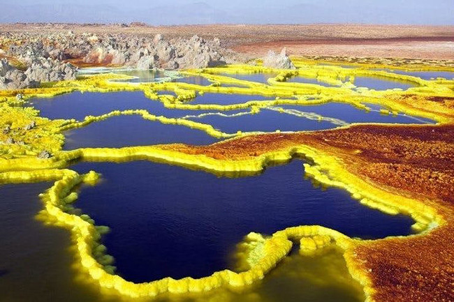 Dallol ở Ethiopia: Khu vực này có thể là một trong những khu vực nguy hiểm nhất. Xung quanh các suối nước nóng này có các mỏ khoáng làm cho mặt đất xung quanh có màu vàng tươi. Khu vực này không an toàn đối với bất kỳ dạng sống nào và có nhiệt độ cao kỷ lục trên toàn thế giới.