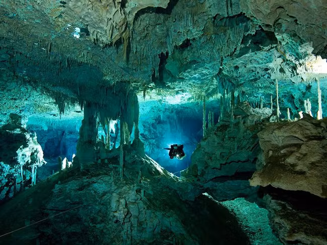 Sistema Dos Ojos ở Mexico: Sistema Dos Ojos mới được khám phá ra gần đây và có thể là mạng lưới hang động dưới nước lớn nhất thế giới.