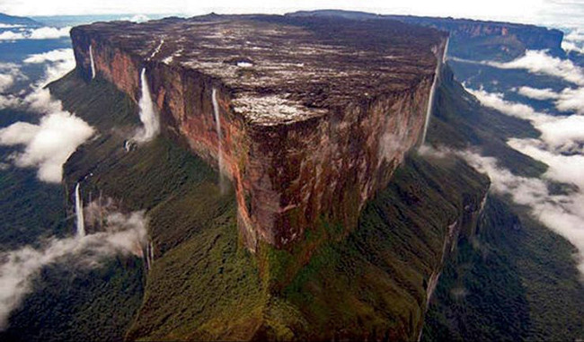 Roraima ở Venezuela: Khu vực này giống như đang còn ở thời tiền sử. Đây thực sự là một di tích sống trong quá khứ của Trái đất. Nó được ước tính là khoảng 2 tỷ năm tuổi.