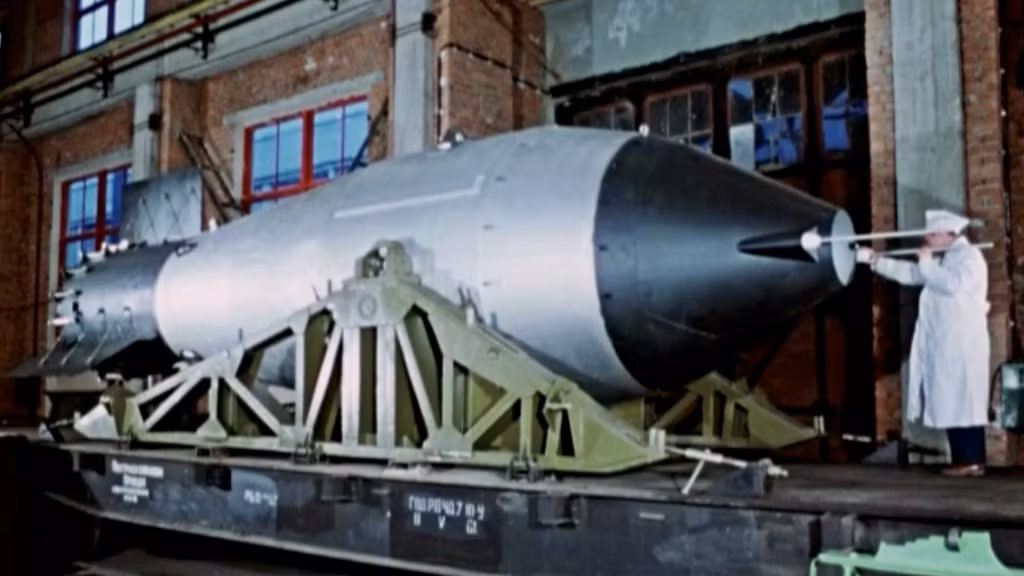 Tháng 10/1961, Liên Xô tiến hành vụ thử loại bom nguyên tử mang biệt danh Bom Sa hoàng (Tsar Bomba). Đây là vũ khí có sức công phá mạnh nhất mà con người từng chế tạo.