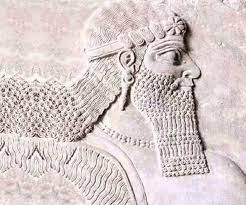 Tên của tên của nhà vua Hammurabi là sự pha trộn của 2 nền văn hóa. Trong đó, từ "Hammu" trong tiếng Amorite có nghĩa là “gia đình”. Từ rapi trong tiếng Akkadian - ngôn ngữ phổ biến ở Babylon có nghĩa là “tuyệt vời”.