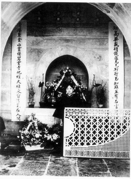 Vào năm 1925, Tôn Trung Sơn qua đời. Tống Khánh Linh trở thành góa phụ và tiếp tục thực hiện lý tưởng cách mạng của chồng. Về sau, bà trở thành Phó Chủ tịch Cộng Hòa Nhân Dân Trung Hoa.