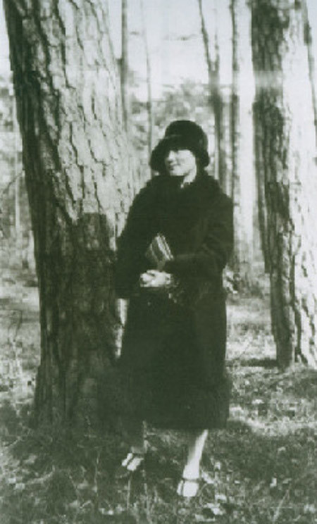 Tống Khánh Linh là người duy nhất trong 3 chị em nhà họ Tống ở lại Trung Quốc sau năm 1949. Bà sống cô đơn lẻ bóng và giữ mãi tình yêu với Tôn Trung Sơn cho đến khi qua đời năm 1981.