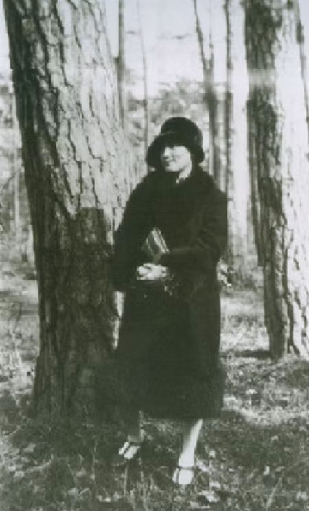 Tống Khánh Linh là người duy nhất trong 3 chị em nhà họ Tống ở lại Trung Quốc sau năm 1949. Bà sống cô đơn lẻ bóng và giữ mãi tình yêu với Tôn Trung Sơn cho đến khi qua đời năm 1981.