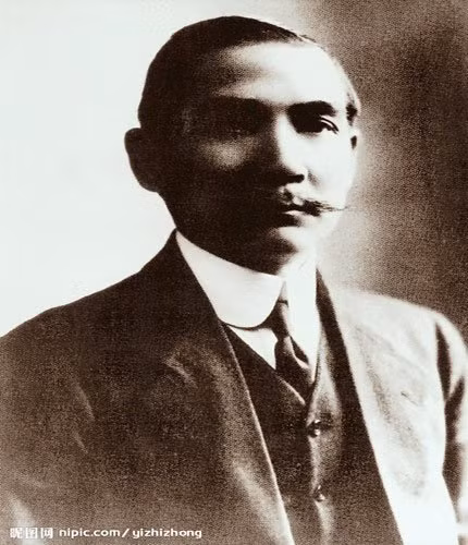 Cụ thể, Tôn Trung Sơn là một nhà cách mạng theo quan điểm triết học duy vật. Ông tham gia chỉ đạo cách mạng dân chủ của giai cấp tư sản, lật đổ chế độ phong kiến. Về sau, Tôn Trung Sơn trở thành Tổng thống lâm thời Trung Hoa Dân Quốc tại Nam Kinh. Là một người yêu nước, ông hy vọng sẽ tìm được người bạn đời có chung chí hướng và cùng nhau vun vén cho tương lai.