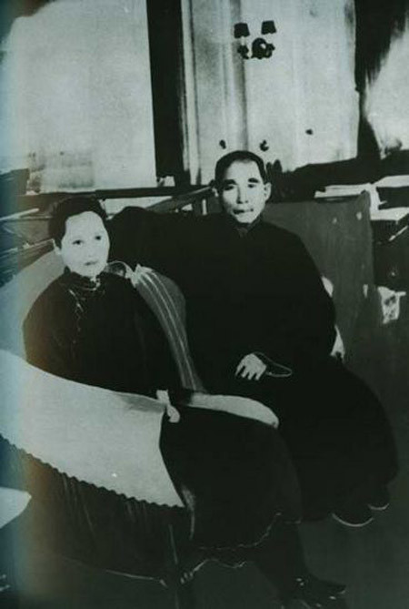 Lúc ấy, Khánh Linh 22 tuổi trong khi Tôn Trung Sơn 49 tuổi. Trong ngày cưới, Tôn Trung Sơn không tặng nhẫn cho vợ như nhiều cặp đôi khác. Thay vào đó, ông tặng cho bạn đời một khẩu súng ngắn kèm theo 20 viên đạn.