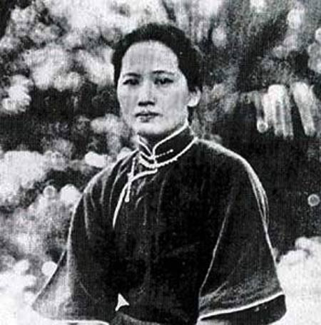 Thế nhưng, chuyện tình giữa Tôn Trung Sơn với Tống Khánh Linh bị gia đình nhà họ Tống kịch liệt phản đối. Trong số này, gia đình Tống Khánh Linh không ủng hộ cuộc tình này vì hai người có sự cách biệt tuổi tác lớn. Tôn Trung Sơn hơn Tống Khánh Linh 27 tuổi.