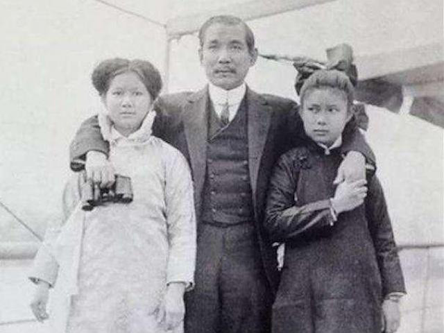 Không những vậy, Tôn Trung Sơn từng kết hôn và có 3 con. Thậm chí, ông còn là bạn của Tống Giáo Thụ - cha Tống Khánh Linh. Bất chấp sự phản đối của gia đình và định kiến xã hội, Tống Khánh Linh có tình yêu mãnh liệt với Tôn Trung Sơn.