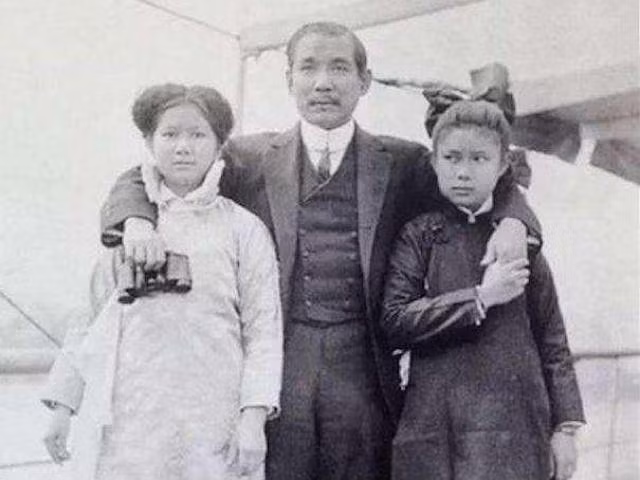 Không những vậy, Tôn Trung Sơn từng kết hôn và có 3 con. Thậm chí, ông còn là bạn của Tống Giáo Thụ - cha Tống Khánh Linh. Bất chấp sự phản đối của gia đình và định kiến xã hội, Tống Khánh Linh có tình yêu mãnh liệt với Tôn Trung Sơn.