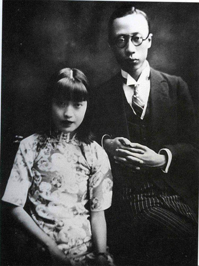 Dù thoái vị nhưng hoàng đế Phổ Nghi vẫn sống trong Tử Cấm Thành suốt nhiều năm sau đó. Ông tiếp tục tận hưởng cuộc sống xa hoa nhung lụa cùng các người vợ xinh đẹp. Trong số này có hoàng hậu Uyển Dung.