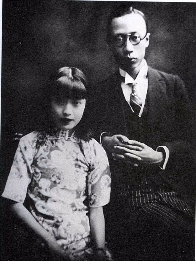 Dù thoái vị nhưng hoàng đế Phổ Nghi vẫn sống trong Tử Cấm Thành suốt nhiều năm sau đó. Ông tiếp tục tận hưởng cuộc sống xa hoa nhung lụa cùng các người vợ xinh đẹp. Trong số này có hoàng hậu Uyển Dung.