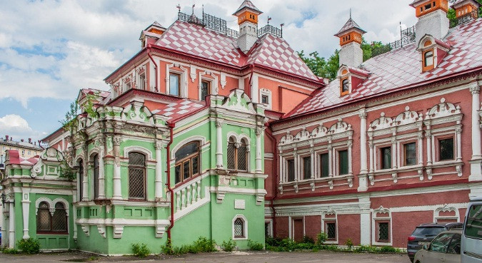 Cung điện Volkov-Yusupov có từ thế kỷ 17 được bảo tồn gần như nguyên vẹn. Các chuyên gia đánh giá đât là một "viên ngọc quý" trong giới kiến trúc ở Moscow.