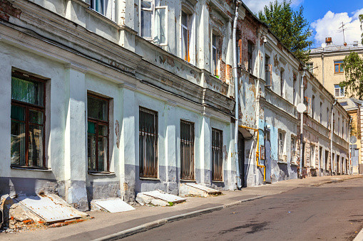 Trong nhiều thập kỷ qua, tòa nhà Yaroshenko thay đổi hàng chục chủ sở hữu. Nằm ở góc quảng trường Hitrovskaya, những người dân sống trong ngôi nhà cổ kính này có thể đi bộ đến Điện Kremlin trong thời gian ngắn.