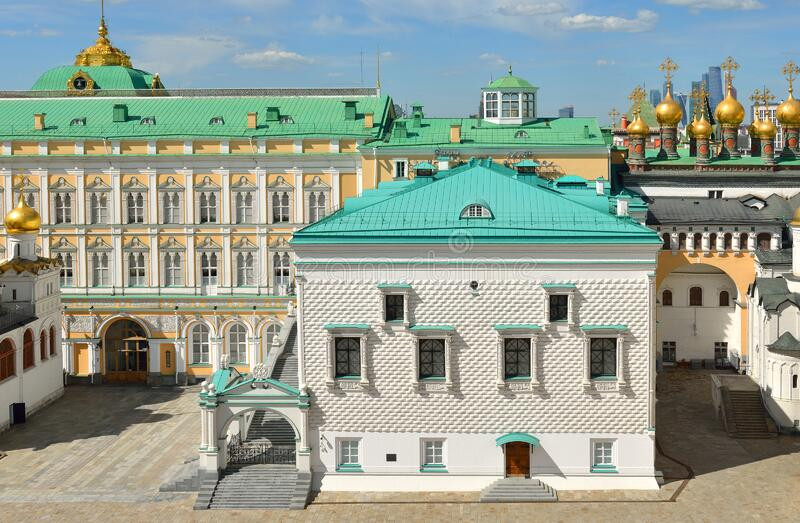 Ngôi nhà nổi bật với màu chủ đạo là màu trắng. Màu sắc này giúp kiến trúc trở nên nổi bật hơn so với các công trình lân cận.