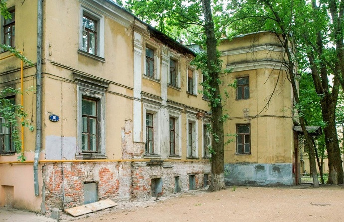 Dinh thự của gia đình Golitsyn nằm ở thành phố Moscow được xây dựng vào thế kỷ 17. Đến đầu thế kỷ 18, Reinhold von Loewenwolde trở thành chủ sở hữu của ngôi nhà này. Người này được cho là có mối quan hệ thân thiết với hoàng hậu Catherine I (1684 - 1727). Hiện ngôi nhà không có người sinh sống nhưng vẫn được trùng tu, sửa chữa.