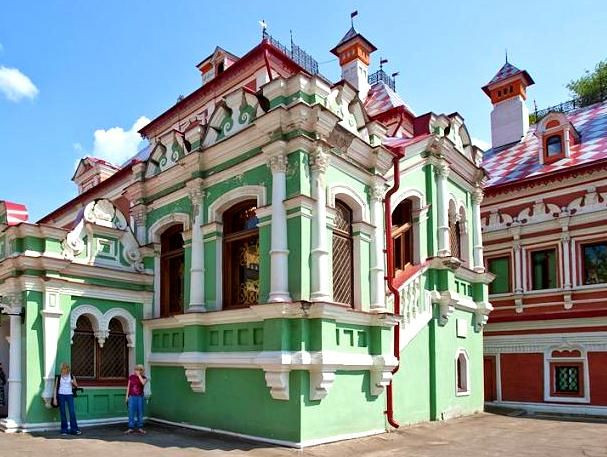 Tòa cung điện lộng lẫy này từng thuộc sở hữu của Pyotr Shafirov - Thứ trưởng ngoại giao dưới thời Peter Đại đế. Bên trong cung điện có cả vườn cây ăn quả và rạp hát.