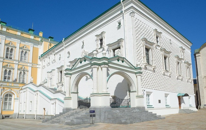 Palace of Facets được xây dựng từ năm 1487 - 1491. Công trình này do kiến trúc sư người Italy Marco Ruffo và Pietro Solari thiết kế.