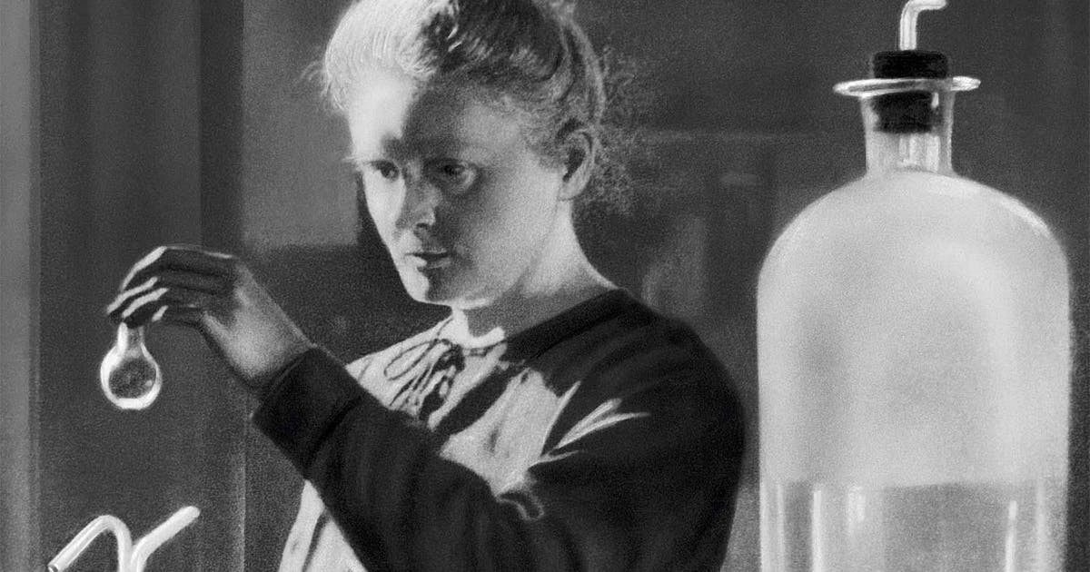 Sau nhiều năm nghiên cứu, bà Marie phát hiện ra một nguyên tố phóng xạ mới có cường độ phóng xạ mạnh gấp 400 lần so với Urani nguyên chất. Nó được đặt tên là Polonium.