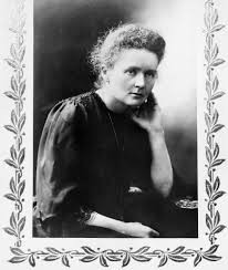 Không những vậy, trường đại học Paris phong tặng bà Marie Curie danh hiệu Tiến sĩ khoa học Vật lý xuất sắc.