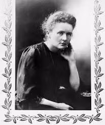 Không những vậy, trường đại học Paris phong tặng bà Marie Curie danh hiệu Tiến sĩ khoa học Vật lý xuất sắc.