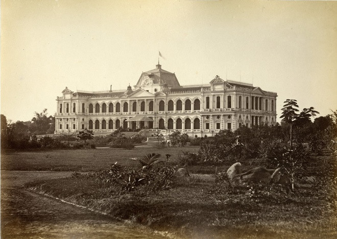 Ảnh do Émile Gsell (1838-1879) chụp dinh Thống đốc trong thời gian 1868-1873.