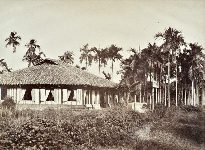 Quán cà phê Lyonnais, Sài Gòn, 1864. Ảnh được in trên giấy bạch đản, nằm trong bộ sưu tập của Serge Kakou.