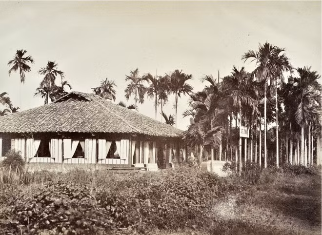 Quán cà phê Lyonnais, Sài Gòn, 1864. Ảnh được in trên giấy bạch đản, nằm trong bộ sưu tập của Serge Kakou.